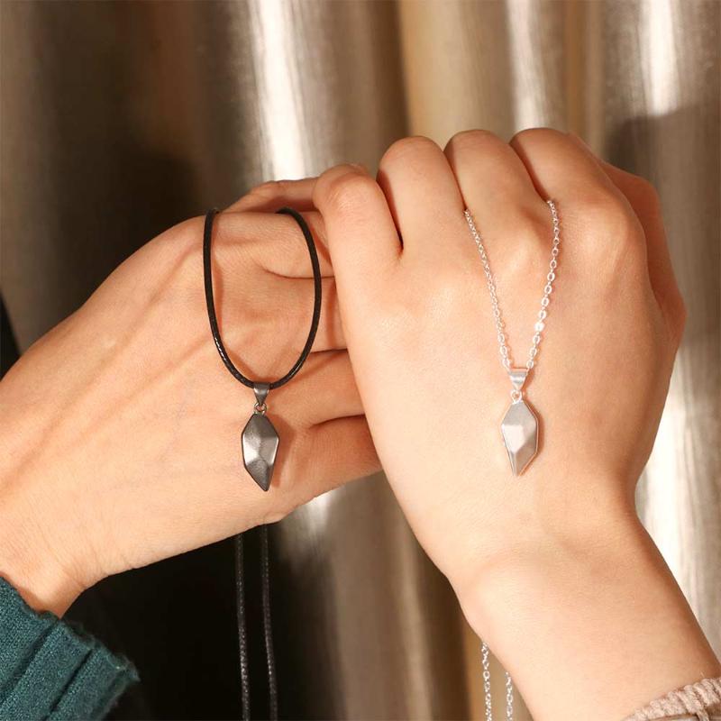

Pendant Necklaces 2Pcs Minimalist Lovers Matching Friendship Heart Couple Magnetic Distance Faceted Necklace Jewelry