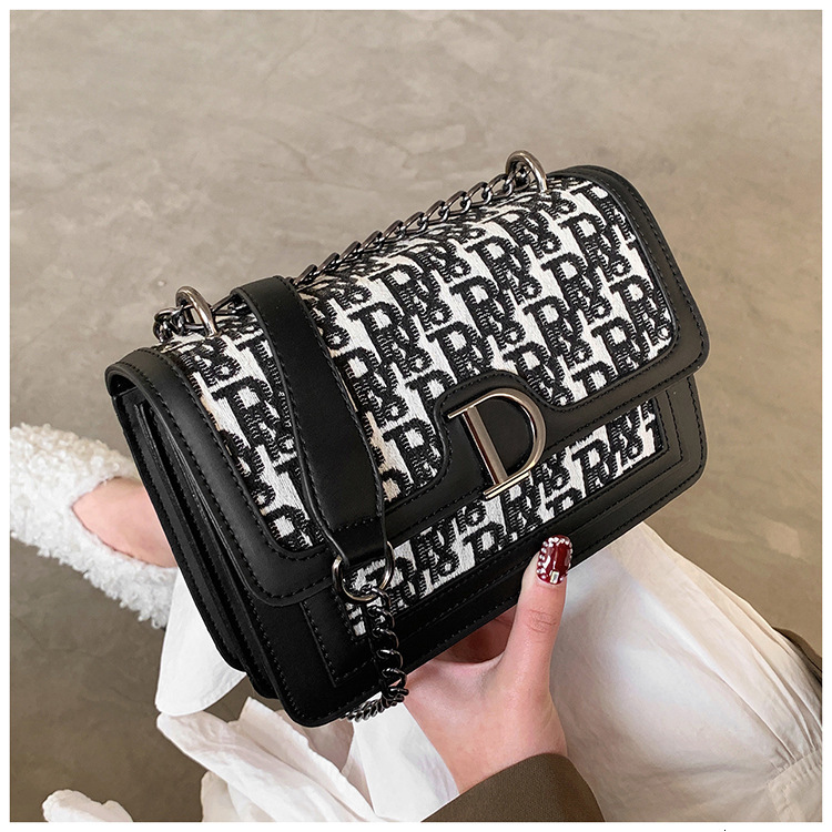 

classic wallets 2021 spring texture small square bag women's simple one shoulder fashion backpack chain messenger, Red;black
