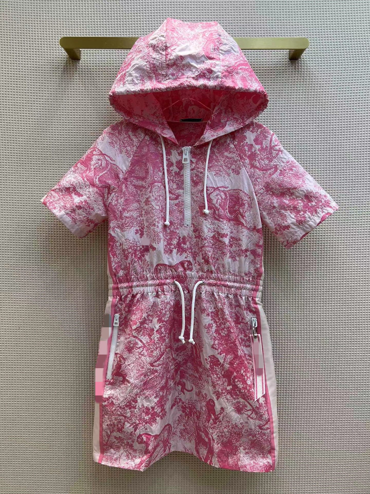 

Milan Runway dresses 2022 Spring Summer Hooded Short Sleeve Embroidery Designer dress Brand Same Style Dress 0221-12, Red