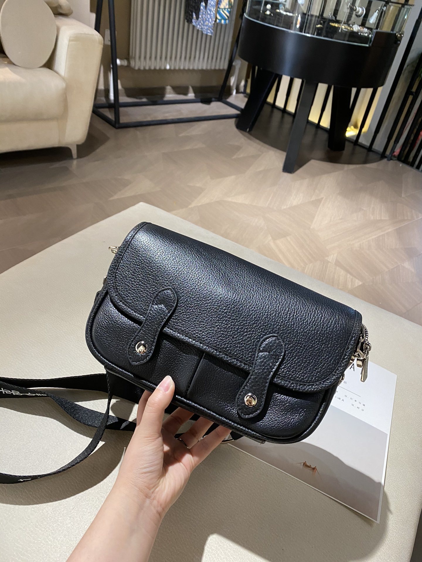 

2021 fashionable and beautiful ladies famous shoulder bag leather chain messenger bag fashionable 26*17cm1, Black