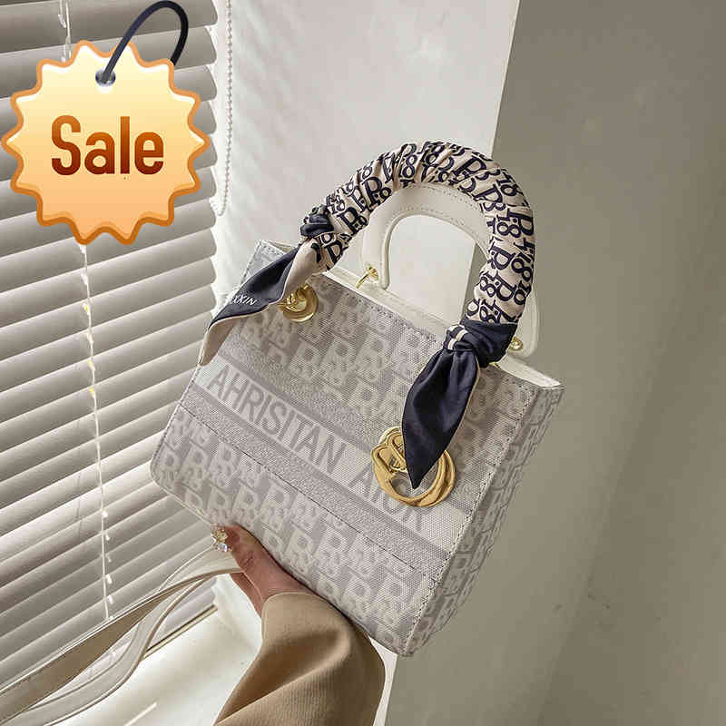 Beibei Shangpin 2021 Nouvelle mode Tendance de la mode Lettre de la lettre Diana Sac Portable Une épaule Slant sur le sac Femme