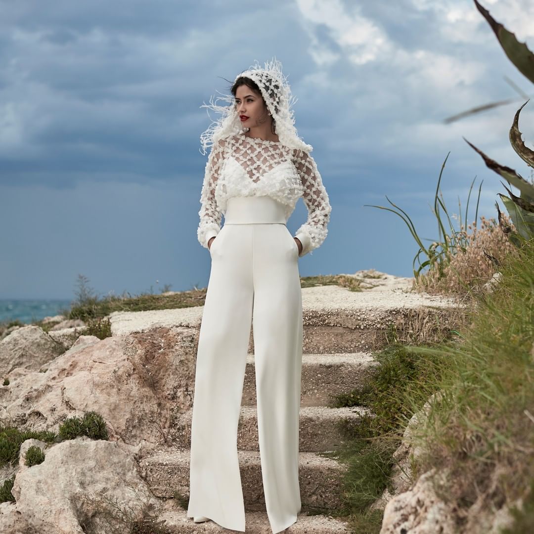 

Stunning Jumpsuit Sheath Beach Wedding Dresses V Neck Bridal Gowns With Hooded Wrap Feather Long Sleeves Bohemian Vestido De Novia, Champagne