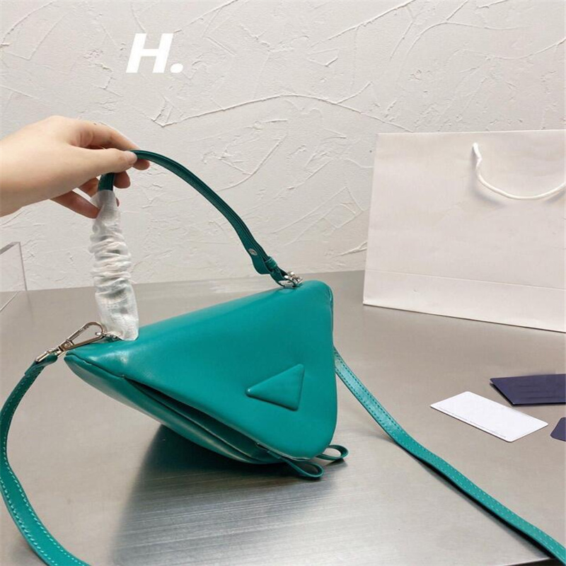 

2021 luxury portable shoulder bags women's fashion brand designer's underarm messenger bag size 26*15cm, No bag