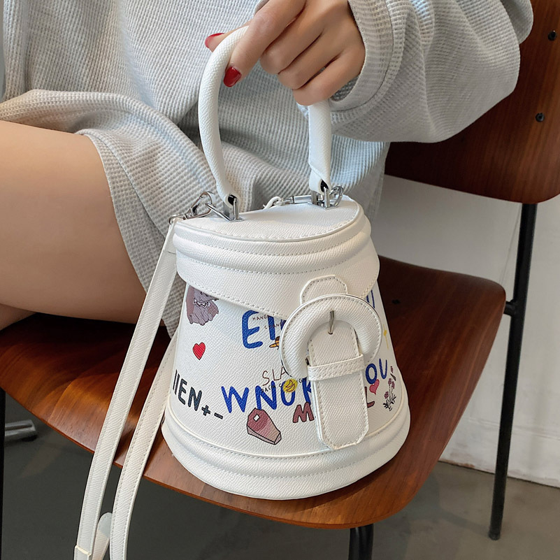 

Summer Female Graffiti Bucket Bags 2021 Trendy Fashion Handbag Wild Shoulder Messenger Bag Western Style Small Square Tote Box Shape Handbags, Black