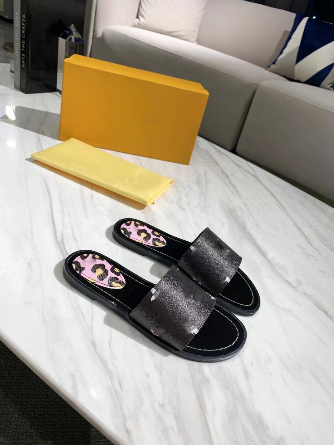 

2022 Lock It Flat Mule Slippers Designer Womens Luxurys Designers Sandals Genuine Leather Ladies Dauphine Outdoor Casual Slipper Flip Flops Scuffs, 1#