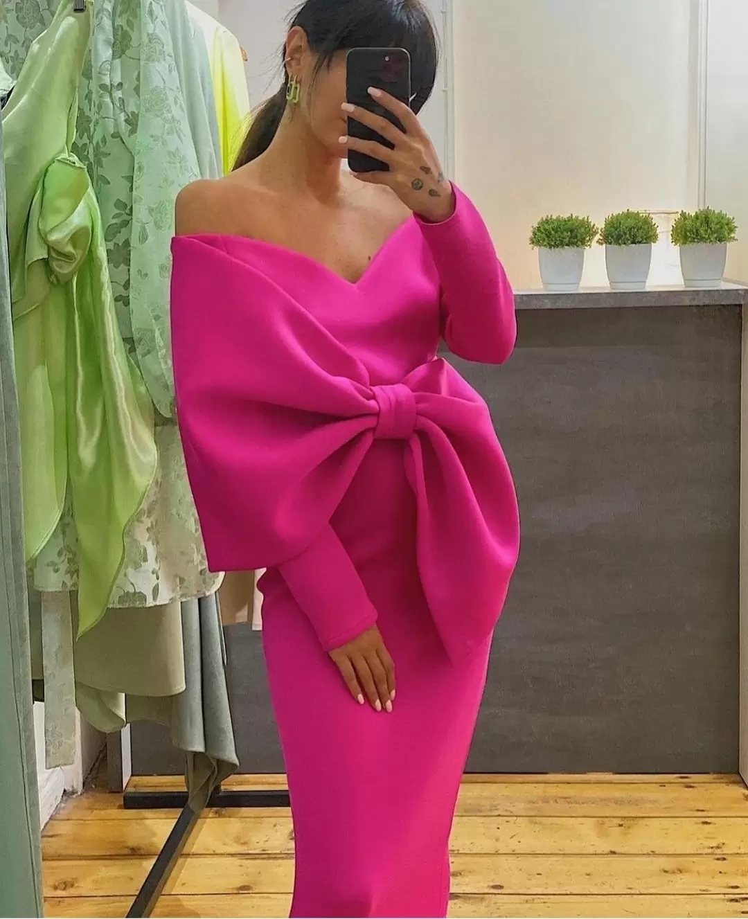 

Unique Fuchsia Sheath Satin Evening Dresses with Bow Long Sleeve Off Shoulder V Neck Zipper Back Floor Length Elegant Formal Party Dress Wom, Black;red