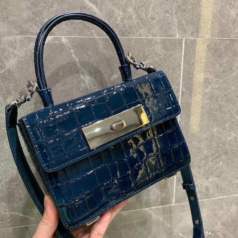 

Factory direct sales 2021 new Chaowang red hand carrying retro box bag crocodile bag portable One Shoulder Messenger, Black
