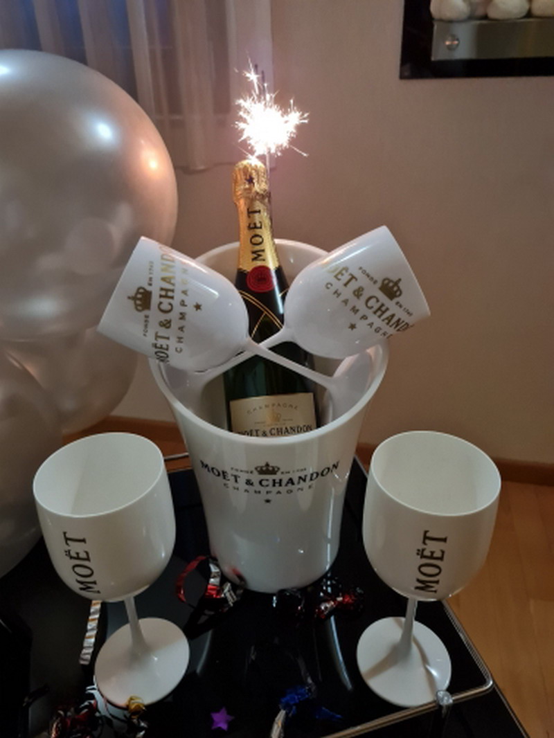 

Champagne Cup Cocktail Glass Plastic Wine Cabinet Electroplating Goblet Plastic White Acrylic Champagne Bucket 2 Cups1 Ice Cooler