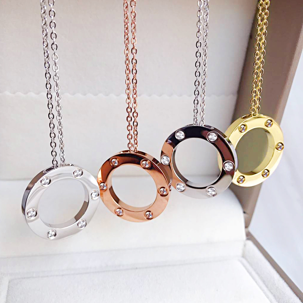 

Love six-diamond flatbread necklace Shining diamond 18K gold Big cake Classic design inlaid with zircon A fashion gift for friends and girlfriends Send cloth bags