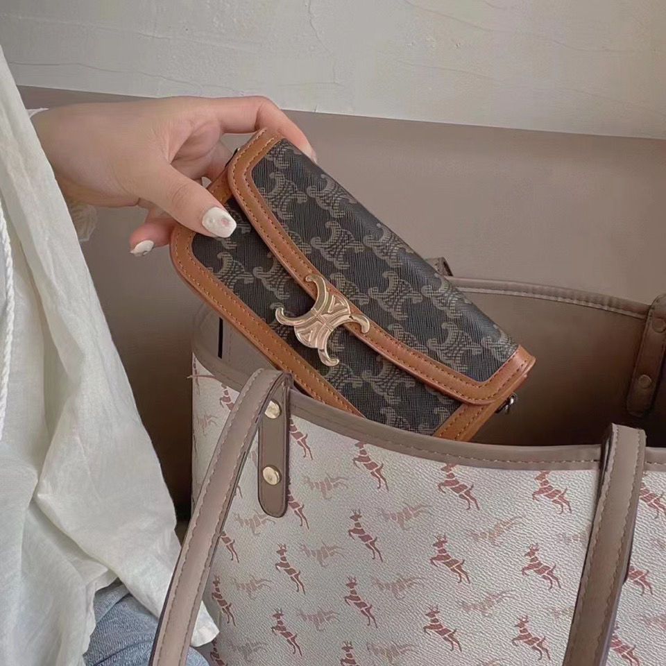 

The new 2021 fashion Cross body small square bag Celin Print Zero Wallet is suitable for any mobile phone trend, Black