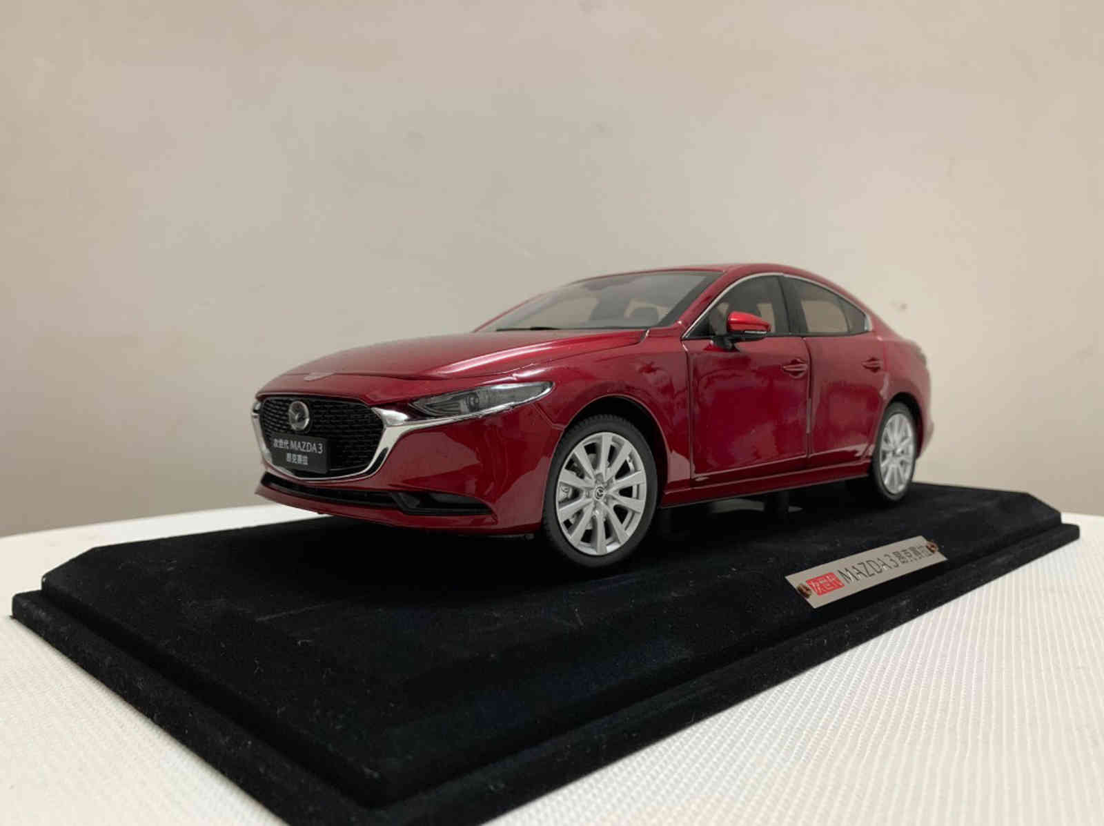 

Die casting model 1:18 Mazda 3 Axela 2021, red silk alloy toys, mini car collection, gifts