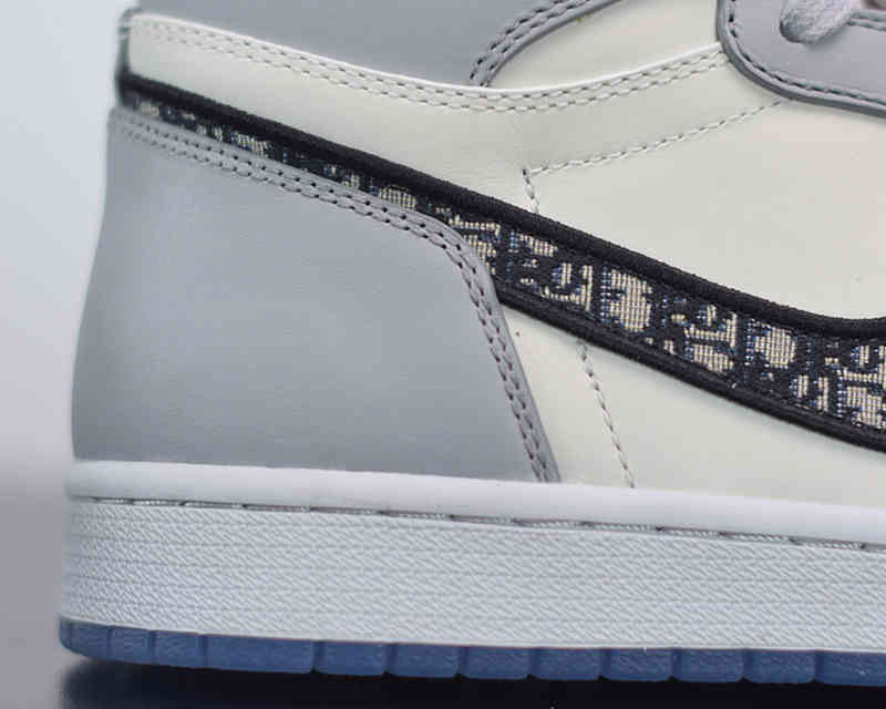 

Limited Edition Jumpman 1 1s Basketball Shoes Luxury Designer White Gray Upper Outdoor Trainers Sneakers Original accessories shoebox{category}, #1