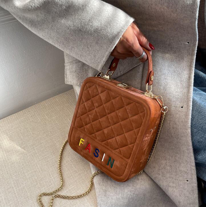 

Wholesale factory classic plaid sewing womens shoulder bags winter trend solid color flannelette handbag simple atmosphere hard box shaped fashion chain bag, Red(boutique box)