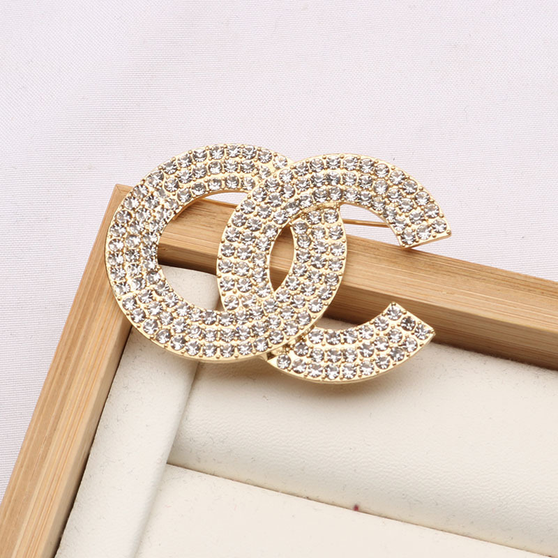 

Luxury Women Designer Brand Letter Brooches 18K Gold Plated Inlay Crystal Rhinestone Jewelry Brooch Charm Pearl Pin 2 Colors Marry Wedding Party Gift Accessorie