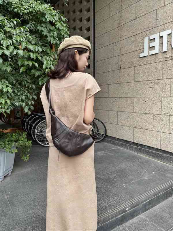 

Lemaire Ox Horn Bag Soft Sheepskin Single Shoulder Oblique Span Dumpling Leather Armpit Stick Small Design Chest, Black with yb dust bag
