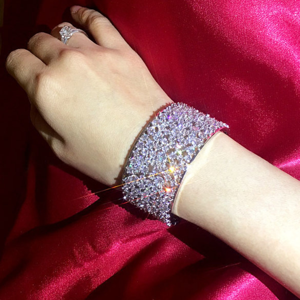 

Luxury Cubic Zirconia Cuff Bangle Hollow Stone Full Setting White Gold Color Classic Wide Bracelet Women Party Wedding Jewelry Q0720