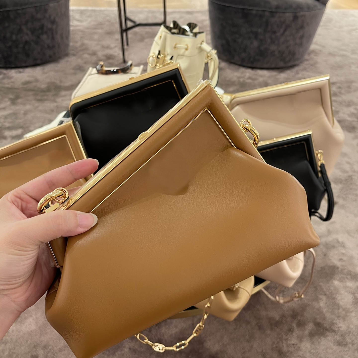 

2021 Designer brand exclusive chain messenger bag exquisite leather shoulder bags high quality urban fashion handbag