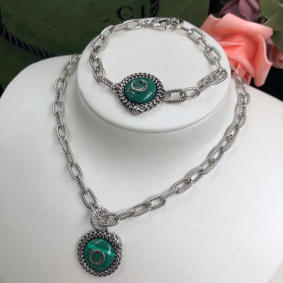 

2021 European and American Malachite Letter Necklace Fashion Men's Women's Couple Models Retro Old Punk Hip Hop Clavicle Chain High Quality Fast Delivery