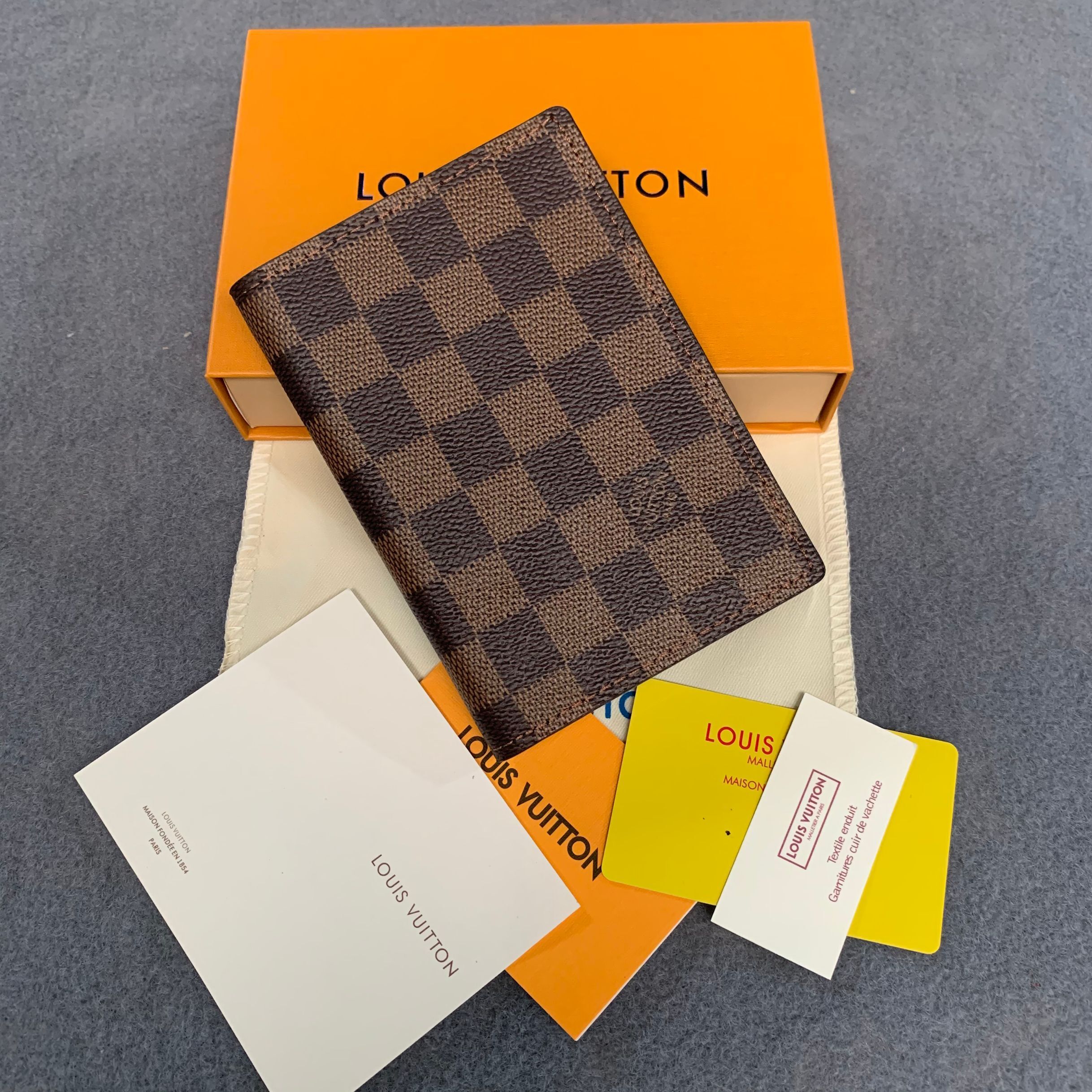 

LOUIS VUITTON LV With Box Card Holders Mens Passport Wallet Designers Men's Cards Holder Leather Women Purse Covers For Passports carteira masculina, Embossed grid