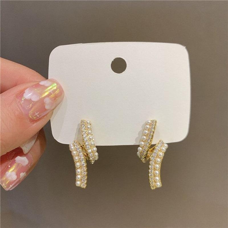 

Stud Korean Fashion Irregular Rhinestone Pearls Twisted Earrings For Women Simple Geometric Piercing Earring 2021 Jewelry