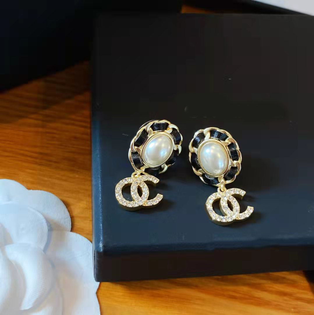 

Fashion Pearl Wear Leather Diamond Letter Pendant Charm Earrings Elegant All-match Ladies Essential Classic Style