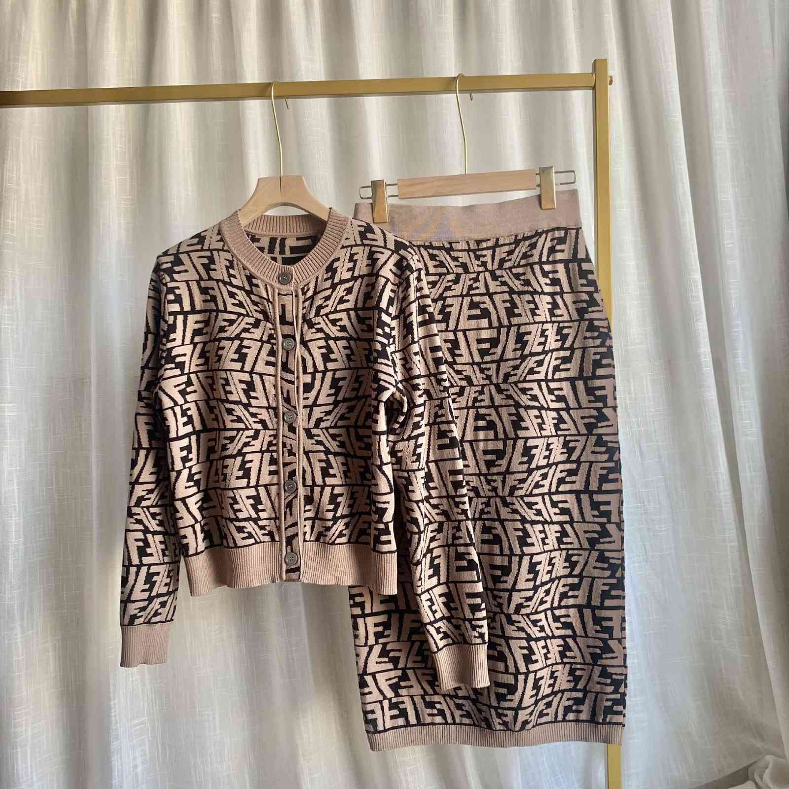 

2021 autumn wind double f old flower letter fashion suit round neck sweater wrap hip skirt two piece set, Yellow