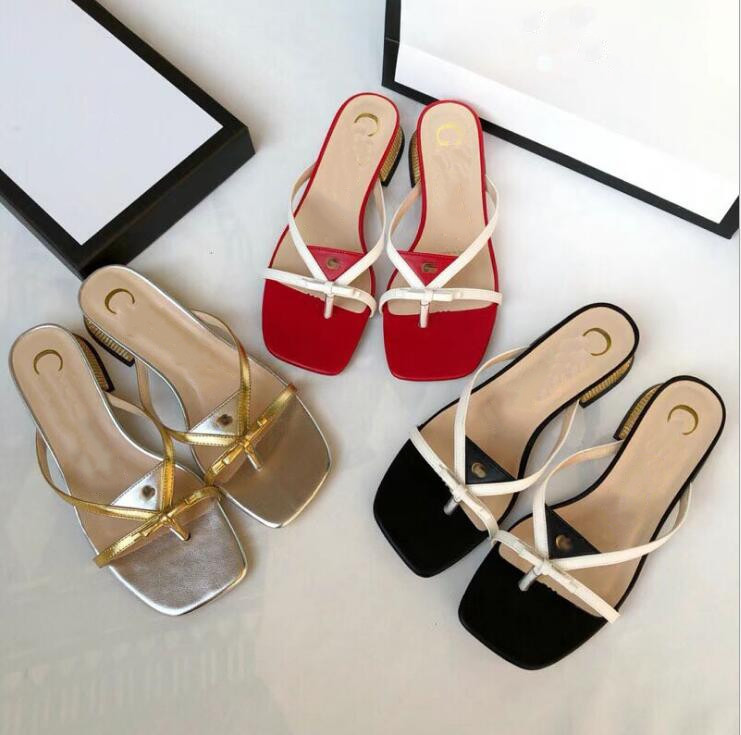 2022 Designer glissades pantoufles femmes tongs sandale en cuir double métal noir rouge blanc marron marron sandales de plage d'été avec boîte US