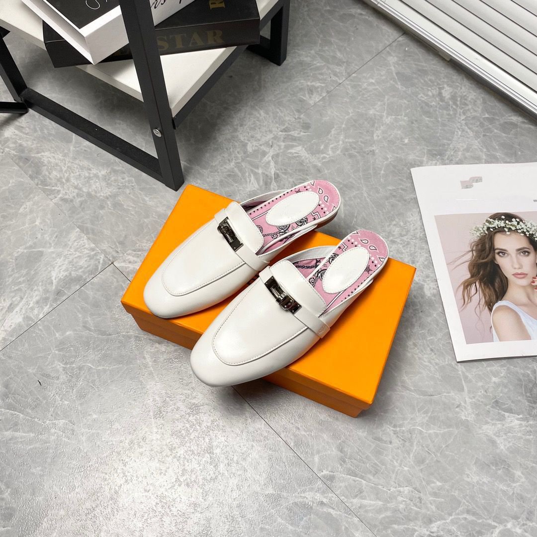 

Women Summer outdoor Fashion Sandy beach flat heel Sandals Slippers Top Quality Designer Slippers Size EUR 35 - 40 MJK00001
