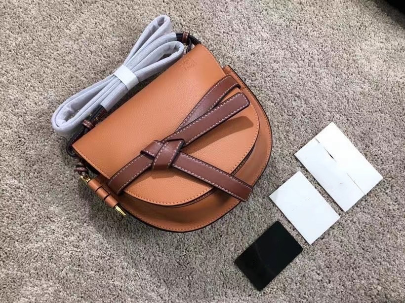 

Spring and summer new GATE handbag ~ become an eye-catching absolute protagonist! Soft lychee grain calfskin fabric, brass hardware accessor