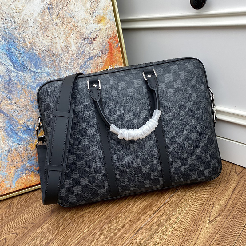 

The new series A briefcase A different kind of personality N41478 The ideal combination of luxury and utility Smooth leather trim fashionbag