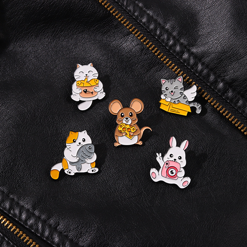 

Cartoon Rabbit Mouse Cat Eat Fish Model Brooches Japanese Women Alloy Camera Cheese Box Lapel Pins Children Enamel Schoolbag Sweater Clothes Badges Accessories