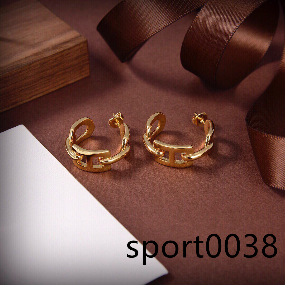 

2021 Luxurys Designers Jewelry High Quality Retro Ear Studs Fashion Personality Earrings Designer Earrings Wedding Party Noble Jewelrys