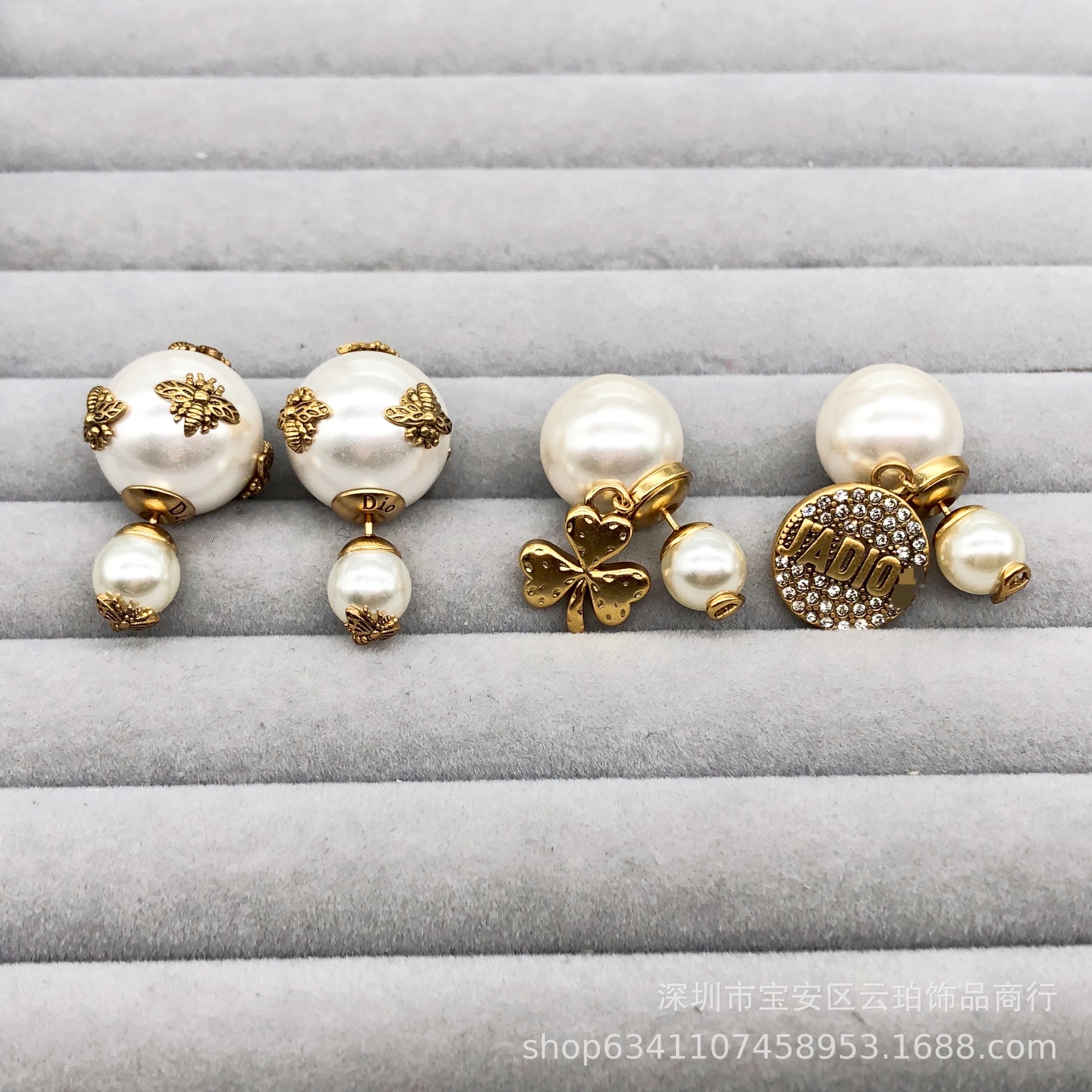 

d Family / Dijia New Pearl Cd Letter Bee Inlaid Diamond Asymmetric Net Red Same Earrings, Golden