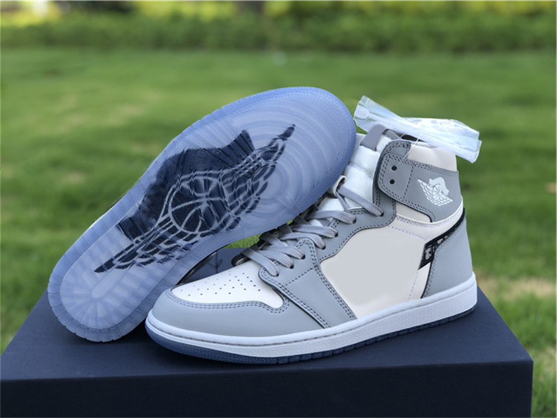 

Authentic 1 High OG Outdoor Shoes Men Women 1S Wolf Grey Sail Photon Dust White With Original Bag CN8607-002