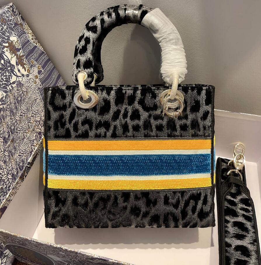 

2 models Ladies Bag Classic Fashion luxury Designer handbags 5A TOP Quality embroidery printing Shoulder Bags Shopping purse hanger wallet for women brand, Style-2