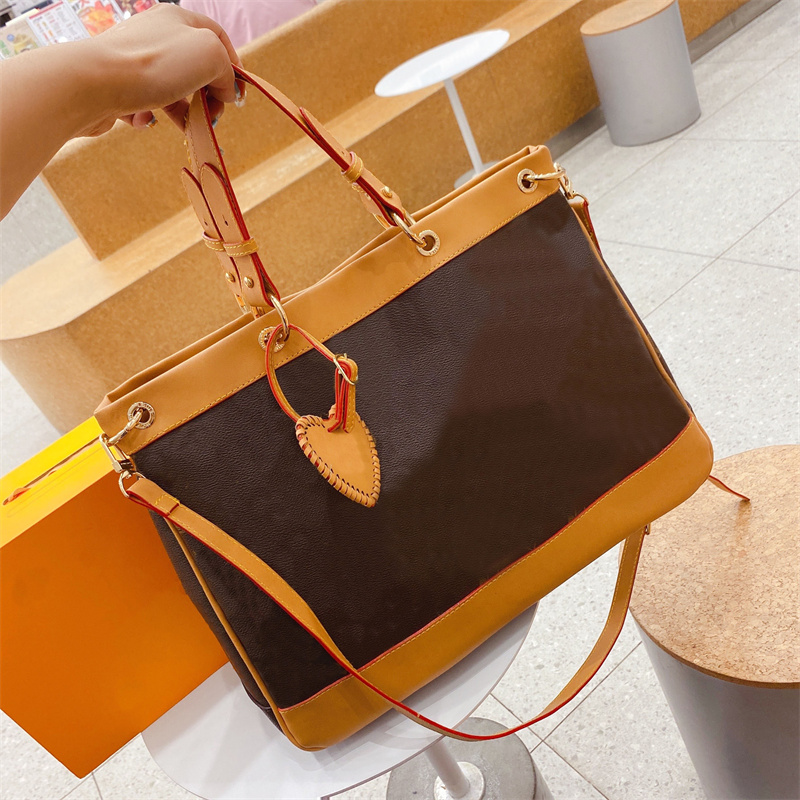 

Luxury Designer Bags Large Totebag Flower Letter Printing Love Decals Handbag European and American New Retro Vintage High Quality Messenger Bag, Multi