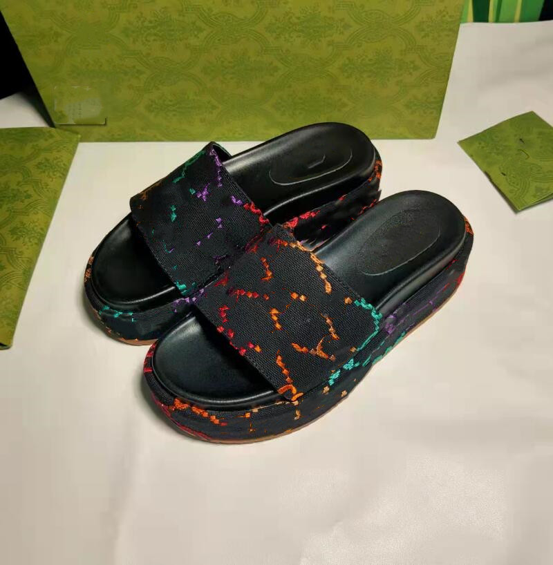 

2022 Designer Slippers New r Luxury Sandals women/men Summer Rubber Slides Beach Slide Fashion Scuffs Slippers Indoor Shoes Size 35-45, Black