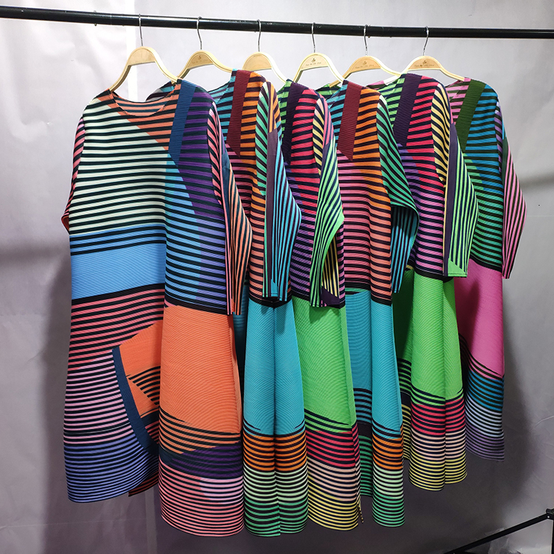 

2021 New Pleated Striped Summer Clothes for Women Geometric Figure Plus Size Sun Beveled Split Elegant Wholesale 2seg, Red
