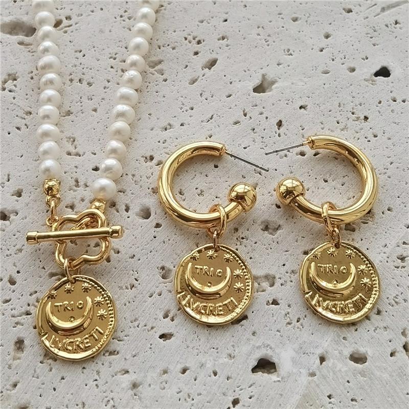 

Chokers Fashion Personality Moon Pendant Earrings With Classic Freshwater Pearl Short Necklace For Women