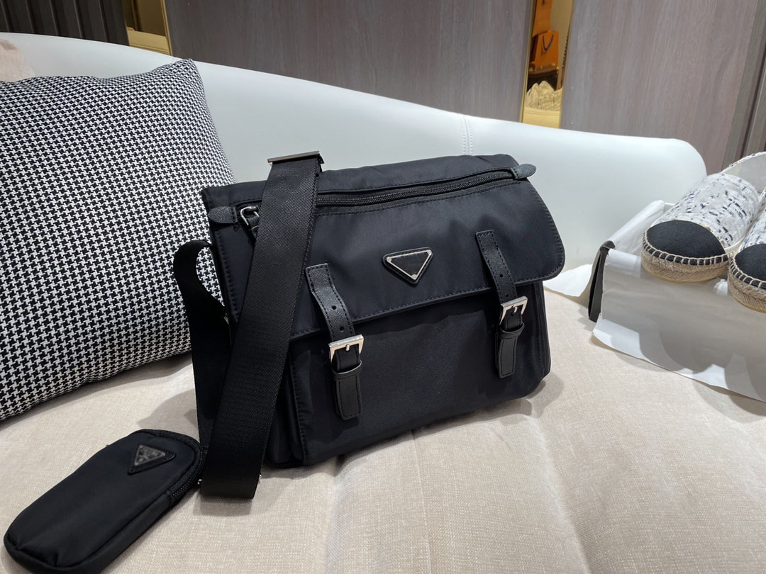 

2021 Postman Bag Black daily leisure cool handsome versatile fashion style one shoulder, Make up the freight link;don't buy