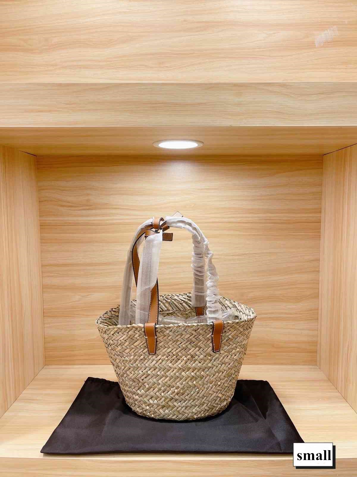 

Essential straw bag for holiday Hand woven Tote basket made of Lafia tree fiber material Women's shoulder bag decorated with leather pattern, As pic