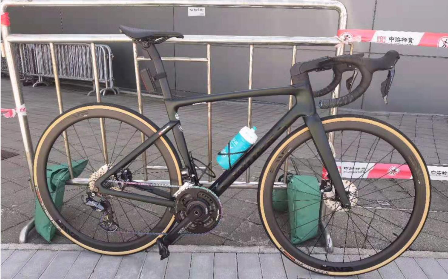 

High quality sl7 carbon frame Threaded BB 12x142mm thru-axle flat-mount Road bikes disc 700C wheelsset Everything is Aero handlebar, Custom colors