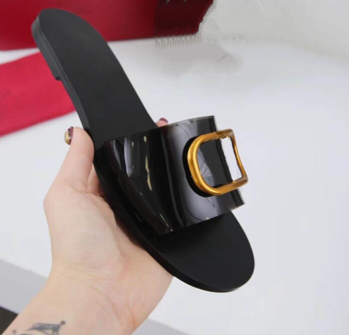 

Chaude Sale- 2021 été Nouveaux plates à mot antidérapants Chaussures de plage