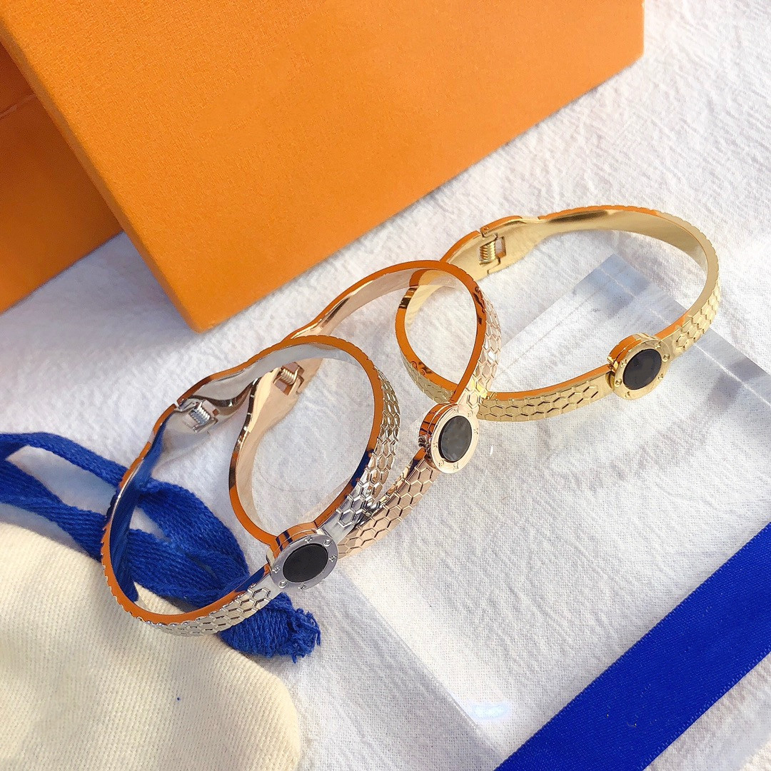 

Women designer bracelet V luxury bracelet plated fashion trendy pulsera lock flower letter pendant diamond cjeweler love charms bracelets