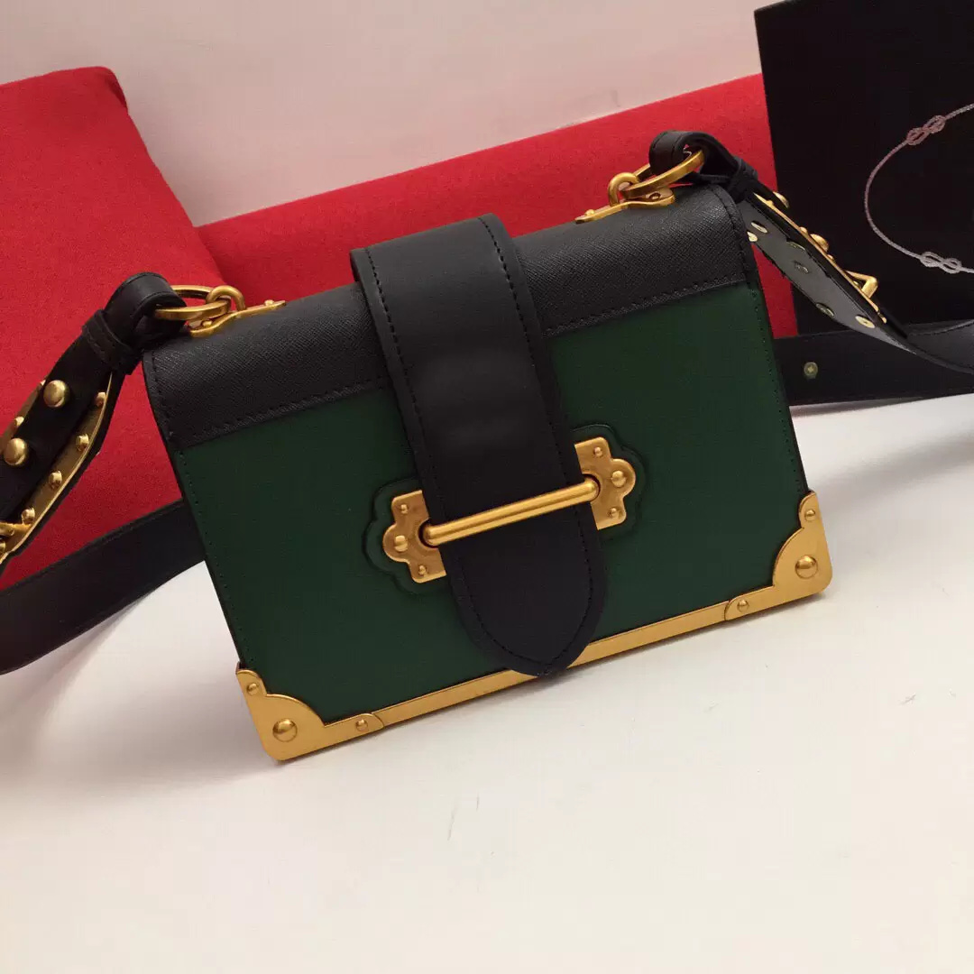 

Lady Le Cagole Motorcycle shoulder Bags Rivet Leather Fashion with Chain Half Crescent crossbody clutch wallet purse luxury Designers Retro Vintage Handbag 2022, Customize