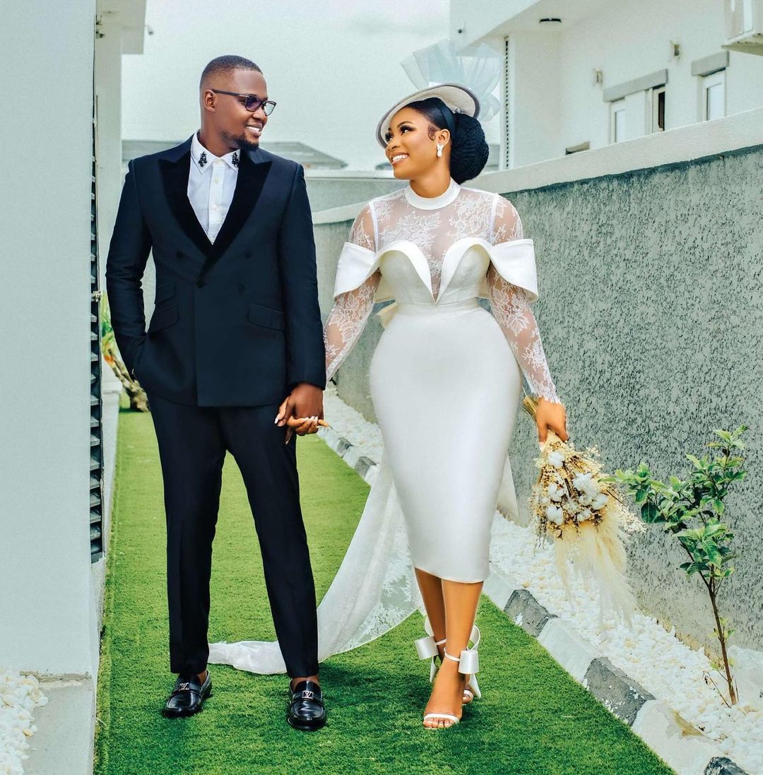 

Stylish Sheath Lace Wedding Dresses Jewel Neck Short Bridal Gowns With Long Sleeves Beaded Tea Length Satin Vestido De Novia, Champagne