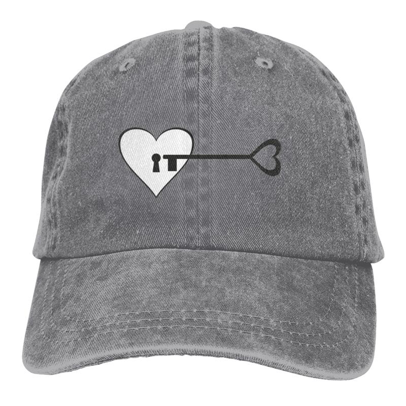 

Cloches Vintage Unisex Adjustable Trucker Cap For Adult Key Castle Hole Heart Love Closed Padlock, Black