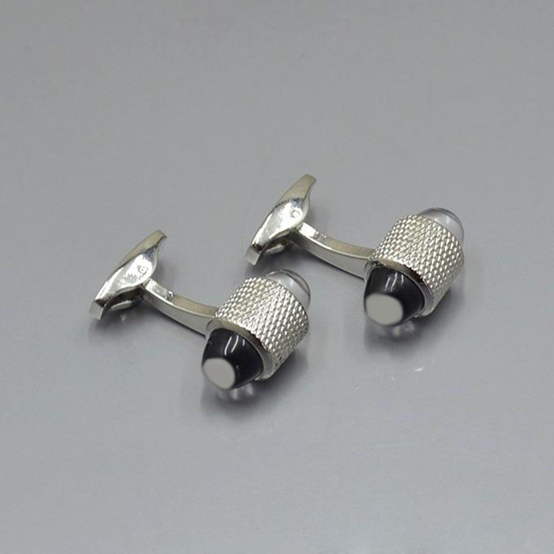 

L_M31 With Box Luxury Designer Cufflinks Men French shirt Cuff Links oval Classic gift