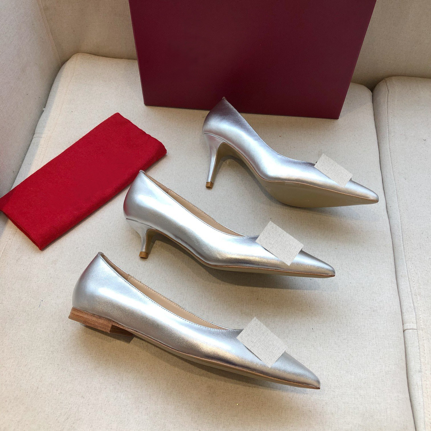 

High quality womens fashion spring and summer new middle heel flat heel Baotou pointed metal buckle leather single shoes formal shoes, Extra shoebox