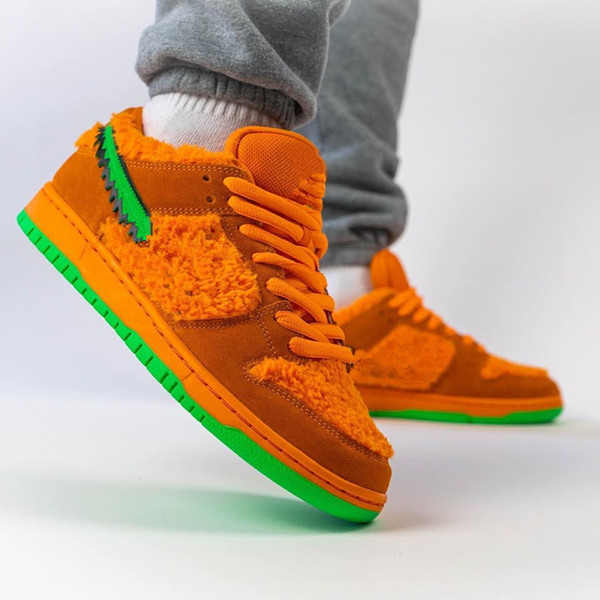 SB Dunk Low Pro QS Basketball Chaussures bébé Ours Orange Couleur Daim Superpositions Planche À Roulettes Hommes / Femmes En Plein Air Baskets Sp